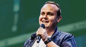 内部工具意外走红，他剥离 agency 打造 Gleap，年入七位数