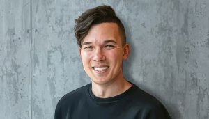 从跳伞少年到$4000万ARR：三年时间，他用AI重构创作者经济基础设施