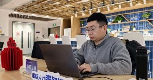 码农转行做AI动画工具，工位只有一个水杯一只帆布袋：一年成本不到5000块，付费用户300人