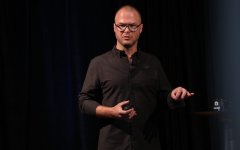 从恐慌发作到年入200万美元：一个 burnout 高管的“一人公司”之路
