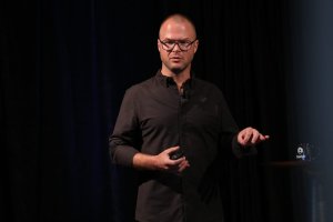 从恐慌发作到年入200万美元：一个 burnout 高管的“一人公司”之路